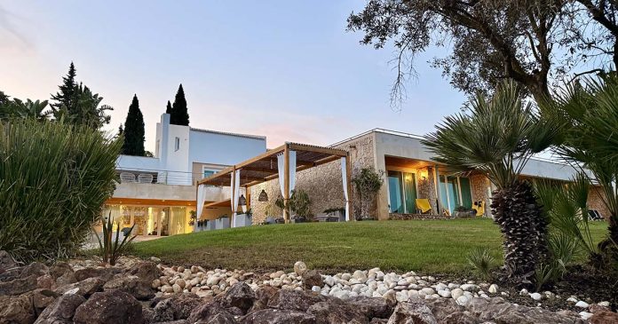 Vista exterior do Vila Valverde Design & Country Hotel, um hotel rural no Algarve localizado na Praia da Luz, em Lagos