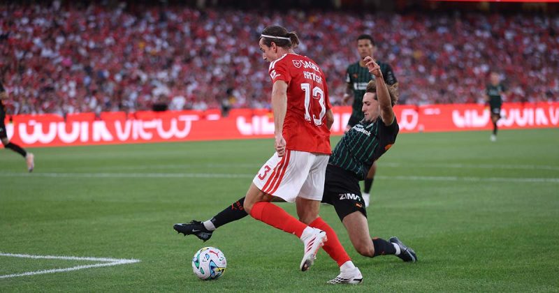 Jakub Kamiński conduz a bola durante o jogo entre Benfica e St. Gallen na Liga Europa