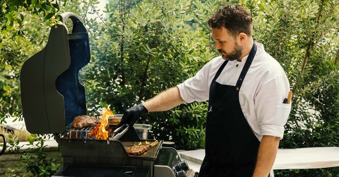 Chef prepara live grill no Scale Bar do EPIC SANA Lisboa Chef prepara carne na grelha durante o FIRE & SOUL, conceito de jantar ao ar livre em Lisboa promovido pelo EPIC SANA Lisboa