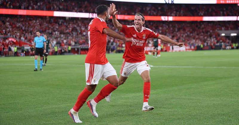 Jakub Kamiński e Vangelis Pavlidis celebram um dos golos do Benfica frente ao St. Gallen na Liga Europa.