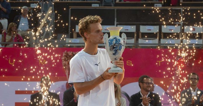 Luca Van Assche celebra o título do Estoril Open 2026 Luca Van Assche beija o troféu após conquistar a final do Estoril Open 2026