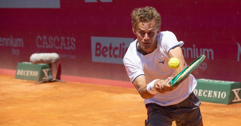 Luca Van Assche em jogo no Millennium Estoril Open