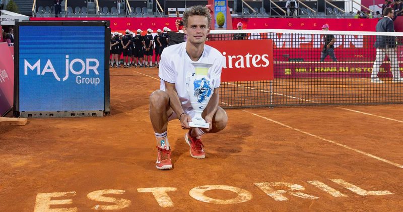 Luca Van Assche posa com o trof&eacute;u ap&oacute;s conquistar a final do Estoril Open 2026
