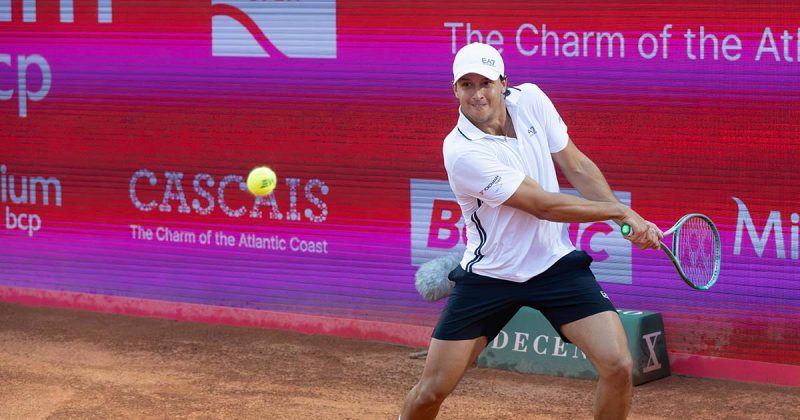 Luciano Darderi durante as meias-finais do Estoril Open