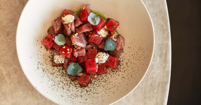 Prato do menu de verão no ONDA servido no restaurante da Aethos Ericeira, preparado com ingredientes frescos e apresentação contemporânea.