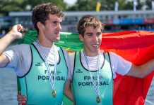 Mundial de Remo Sub-23: Portugal conquista três títulos mundiais em Duisburgo Pedro Rodrigues e Tomás Neves exibem as medalhas de ouro e a bandeira de Portugal após a vitória no Mundial de Remo Sub-23, em Duisburgo