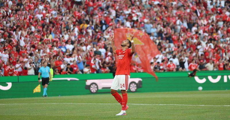 Vangelis Pavlidis celebra um dos quatro golos marcados na vit&oacute;ria do Benfica sobre o St. Gallen.