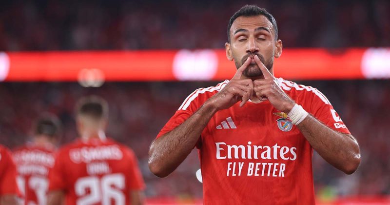 Vangelis Pavlidis celebra um dos quatro golos marcados na vit&oacute;ria do Benfica sobre o St. Gallen