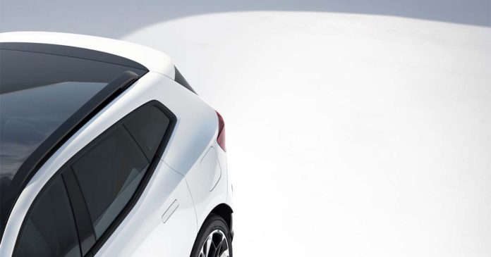 Vista parcial da traseira do novo Polestar 4 SUV, a nova variante elétrica da marca sueca.