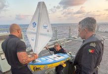 Programa Miniboat: miniveleiro que atravessou o Atlântico é recuperado por alunos dos Açores Programa Miniboat: militares da Marinha Portuguesa preparam o miniveleiro Lady Lance a bordo do NRP Figueira da Foz antes do regresso ao Atlântico