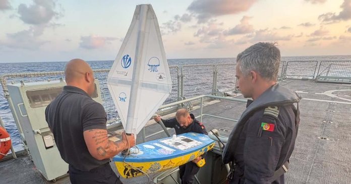 Programa Miniboat – Lady Lance preparado a bordo do NRP Figueira da Foz Programa Miniboat: militares da Marinha Portuguesa preparam o miniveleiro Lady Lance a bordo do NRP Figueira da Foz antes do regresso ao Atlântico