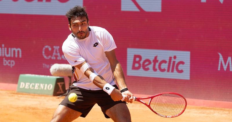 Rom&aacute;n Andr&eacute;s Burruchaga durante o encontro frente a Nuno Borges no Millennium Estoril Open 2026.