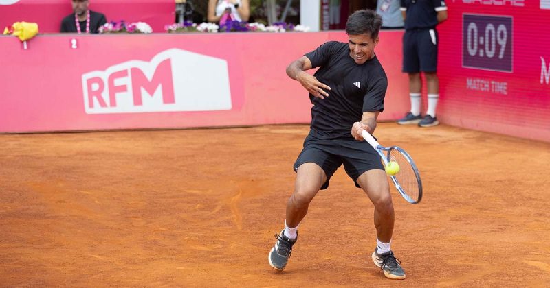 Tiago Torres durante o encontro dos quartos de final do Millennium Estoril Open.