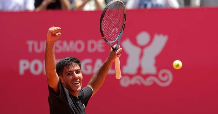 Portugueses no Estoril Open: Tiago Torres celebra a vitória sobre Nikoloz Basilashvili na estreia em torneios ATP.
