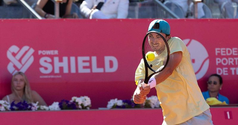 Timofey Skatov durante o encontro frente a Andrey Rublev no Millennium Estoril Open