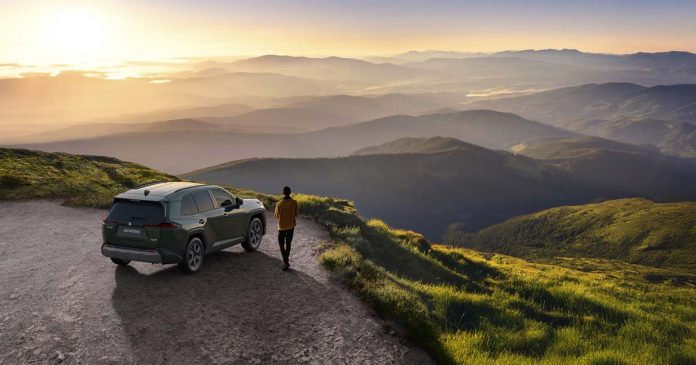 Suzuki equipado com Tração 4x4 num miradouro de montanha durante uma viagem de verão
