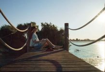 Turismo no Ribatejo ganha nova campanha para conquistar mais visitantes portugueses Imagem da campanha de turismo no Ribatejo mostrando uma viajante durante um percurso pela região.