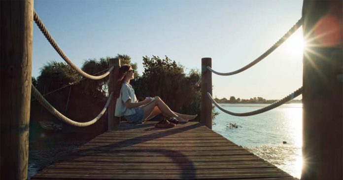 Imagem da campanha de turismo no Ribatejo mostrando uma viajante durante um percurso pela região.