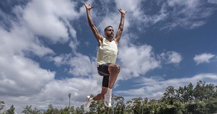 Último salto de Nelson Évora durante um treino de preparação para a despedida da carreira competitiva