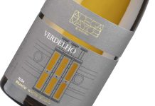 Verdelho da Adega Mayor entre os melhores vinhos brancos até 20 euros Garrafa do Verdelho da Adega Mayor 2024 distinguido na Escolha do Mercado 2026 entre os melhores vinhos brancos até 20 euros