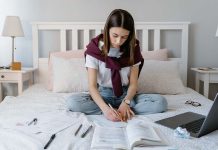 Alojamento estudantil ganha novas ferramentas para apoiar famílias de estudantes deslocados Alojamento estudantil associado à rotina de uma estudante que estuda num quarto com livros e computador