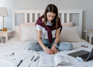 Alojamento estudantil ganha novas ferramentas para apoiar famílias de estudantes deslocados Alojamento estudantil associado à rotina de uma estudante que estuda num quarto com livros e computador