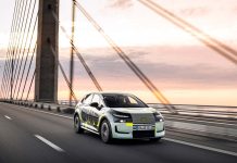 Audi A2 e-tron: o mais eficiente de sempre da marca Audi A2 e-tron em circulação sobre uma ponte, destacando o design do futuro compacto elétrico da marca