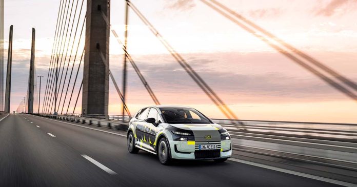 Audi A2 e-tron: o mais eficiente de sempre da marca Audi A2 e-tron em circulação sobre uma ponte, destacando o design do futuro compacto elétrico da marca