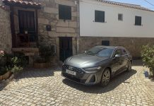 Audi A5 e-hybrid: até 100 km elétricos e 299 cv, numa carrinha que surpreende na estrada Audi A5 e-hybrid Avant quattro numa rua de calçada entre casas tradicionais