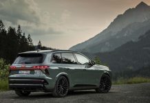 Audi Q7 chega a Portugal com 299 cv e até sete lugares Audi Q7 visto de trás numa estrada de montanha