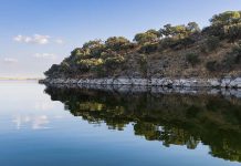 Barragem de Alqueva é finalista regional das Novas 7 Maravilhas de Portugal Barragem de Alqueva e paisagem da albufeira rodeada pela vegetação alentejana
