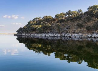 Barragem de Alqueva é finalista regional das Novas 7 Maravilhas de Portugal Barragem de Alqueva e paisagem da albufeira rodeada pela vegetação alentejana