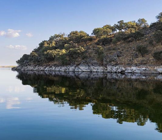 Barragem de Alqueva é finalista regional das Novas 7 Maravilhas de Portugal Barragem de Alqueva e paisagem da albufeira rodeada pela vegetação alentejana