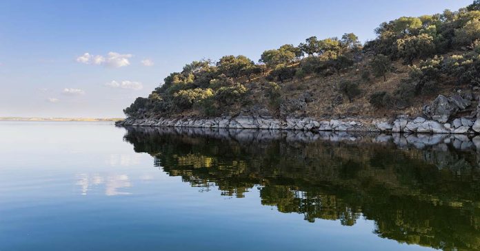 Paisagem da albufeira do Alqueva Barragem de Alqueva e paisagem da albufeira rodeada pela vegetação alentejana