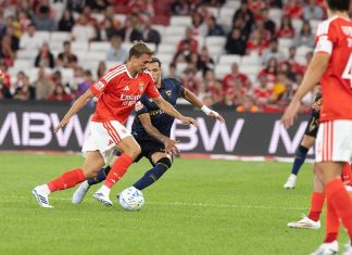 Benfica vence Estoril por 2-1 com Pavlidis e Lenglet em destaque na Luz Benfica vence Estoril por 2-1 no Estádio da Luz