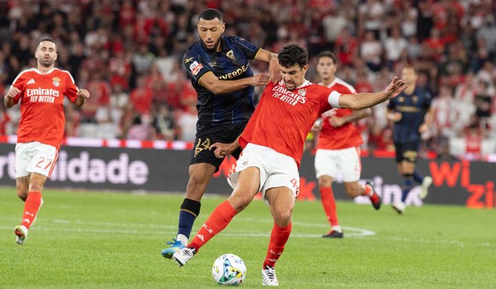 Benfica vence Estoril numa disputa de bola entre jogadores das duas equipas