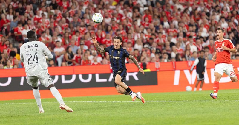 Benfica vence Estoril com jogador estorilista em persegui&ccedil;&atilde;o &agrave; bola