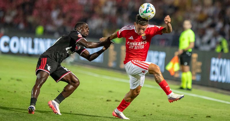 Casa Pia vs Benfica: jogador do Benfica disputa uma bola pelo ar com um advers&aacute;rio