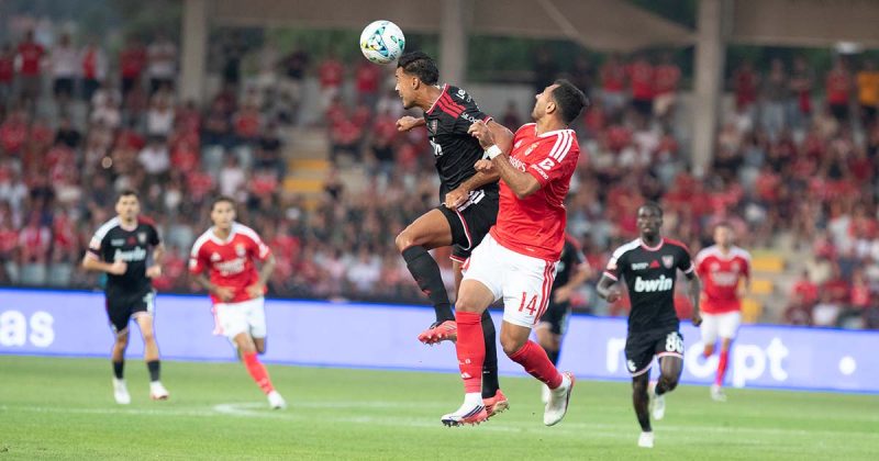 Casa Pia vs Benfica: jogador do Casa Pia disputa uma bola pelo ar com um advers&aacute;rio