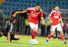 Casa Pia vs Benfica: águias vencem por 7-0 numa goleada histórica Casa Pia vs Benfica: Pavlidis conduz a bola durante uma jogada do Benfica
