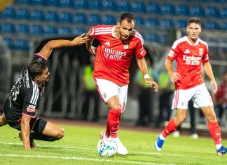 Casa Pia vs Benfica: águias vencem por 7-0 numa goleada histórica Casa Pia vs Benfica: Pavlidis conduz a bola durante uma jogada do Benfica
