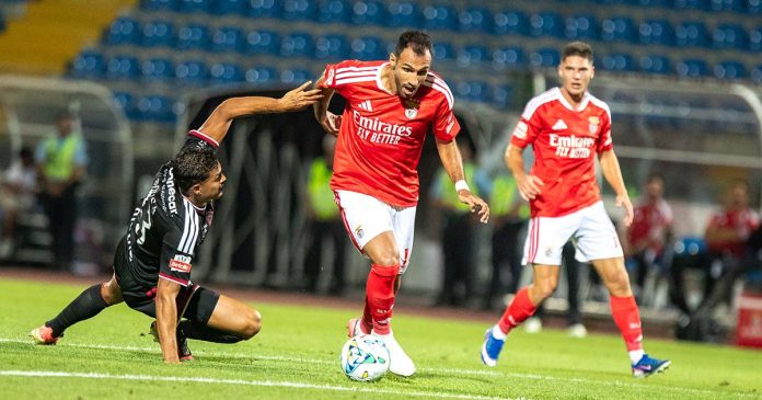 Casa Pia vs Benfica: Pavlidis conduz a bola durante uma jogada do Benfica