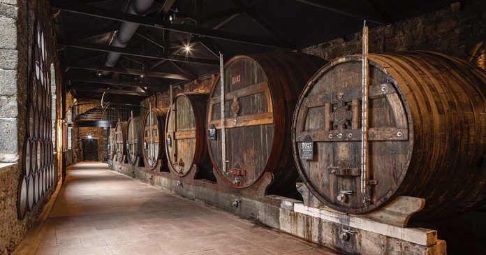 Interior das caves de vinho do Porto da Burmester, em Vila Nova de Gaia, com balseiros históricos de envelhecimento