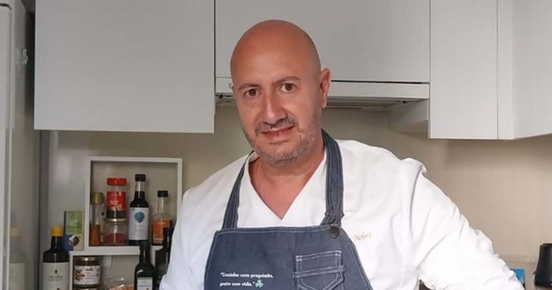 Chef Ant&oacute;nio Nobre na cozinha durante a prepara&ccedil;&atilde;o das suas propostas gastron&oacute;micas