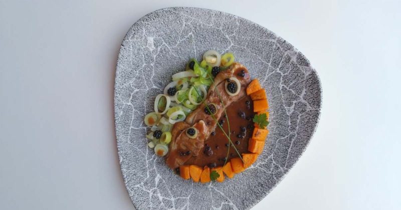 Pato com amoras silvestres preparado pelo chef Ant&oacute;nio Nobre