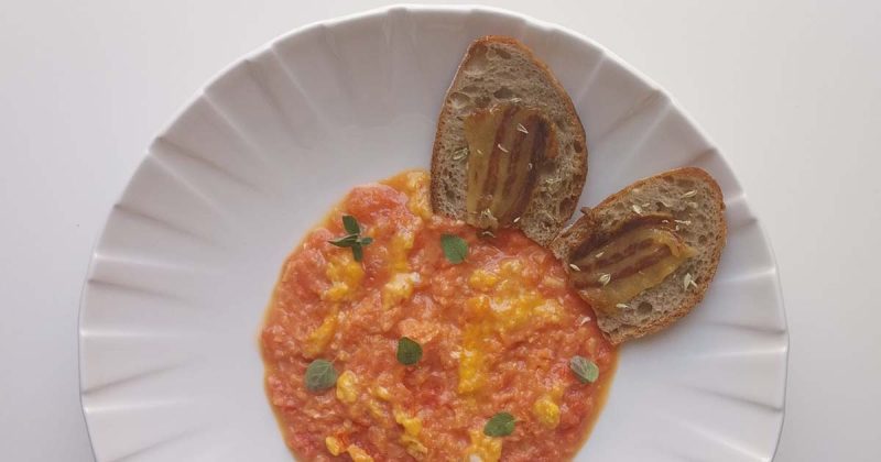Tomatada com toucinho de porco alentejano preparada pelo chef Ant&oacute;nio Nobre