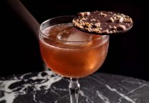 Cocktail Eclipse traduz o eclipse solar numa criação de autor Cocktail Eclipse do BLACK MOON, criação de autor inspirada no eclipse solar de 2026