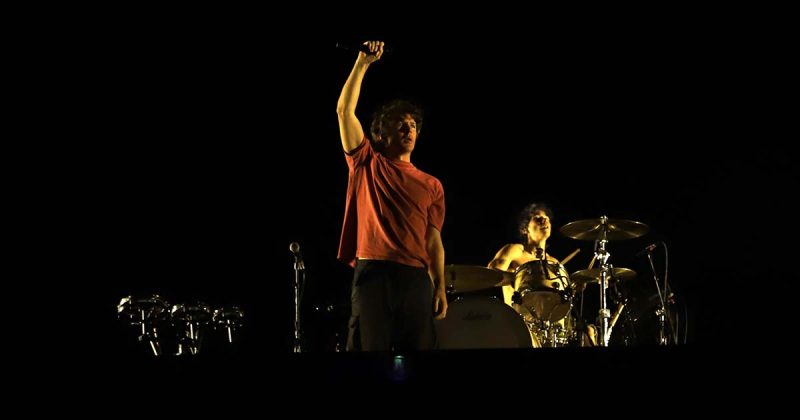 Vocalista Brendan Yates dos Turnstile atuam o palco principal no &uacute;ltimo dia do MEO Kalorama 2026.