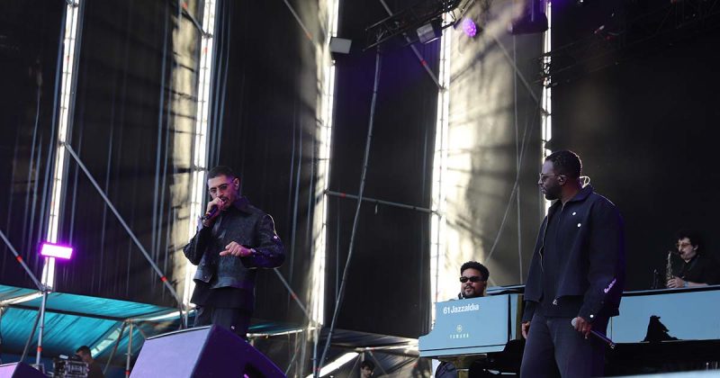 Os tr&ecirc;s m&uacute;sicos alinhados no palco do MEO Kalorama com o pianista Amaro Freitas nas teclas e os vocalistas Criolo e Dino d'Santiago