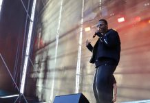 MEO Kalorama 2026 viveu a união lusófona de Criolo, Amaro e Dino num segundo dia marcado por fortes contrastes Dino d'Santiago em palco a cantar sob iluminação cénica e efeitos de luz no MEO Kalorama